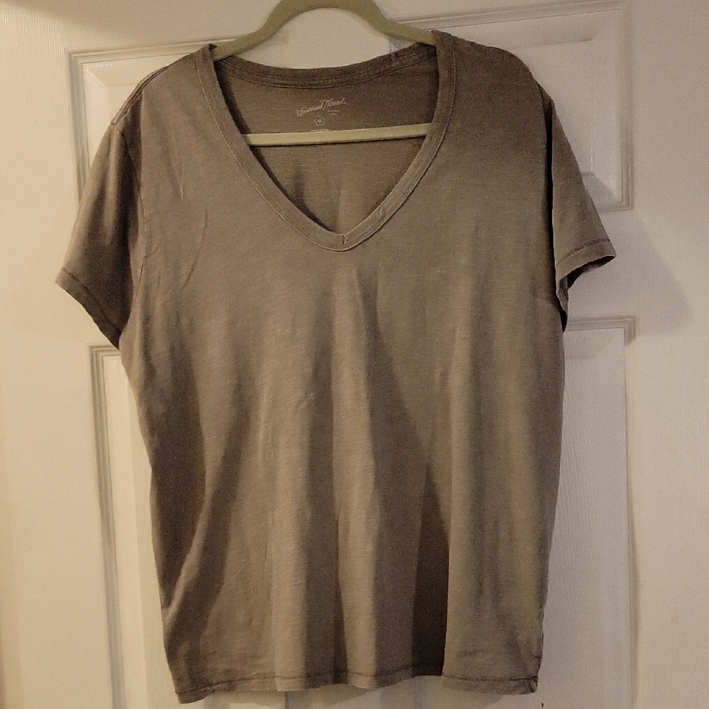 Universal Thread Women's Short Sleeve V-Neck Tan Tee